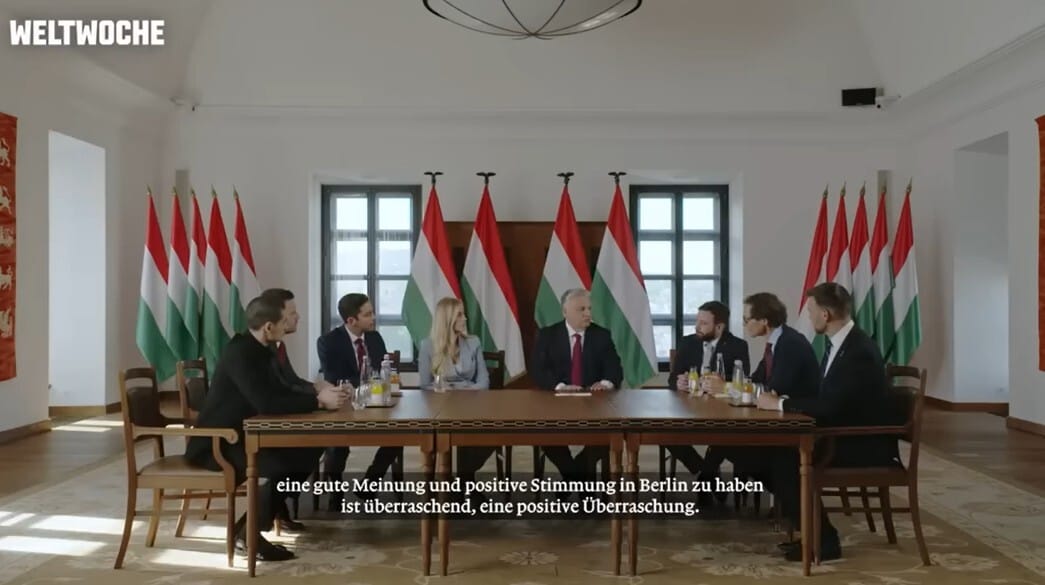 Orbán egy csapat baráti újságírónak és influenszernek bizonygatta a Karmelitában, hogy a migráció rossz
