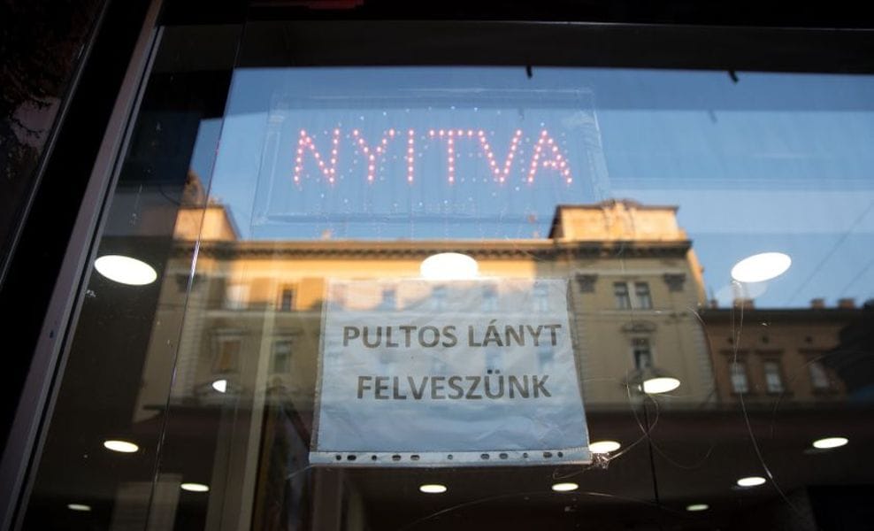 Brüsszel miatt fontolgathatja a kormány a fizetések megpiszkálását