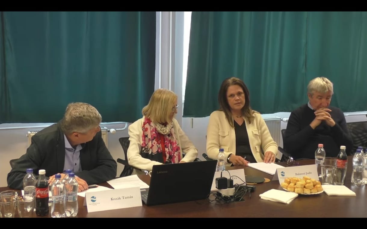 „Az infláció oka maga a kormány” – az árrésstopról tartottak kerekasztalt a közgazdászok