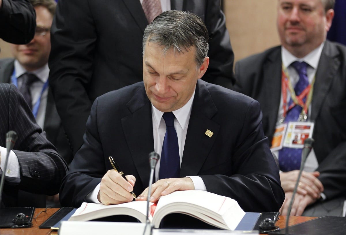 Orbán Viktor is aláírta az EU-paktumot