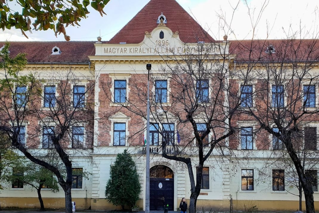 Aszfaltra festve követelik a szekszárdi gimnázium igazgatójának lemondását