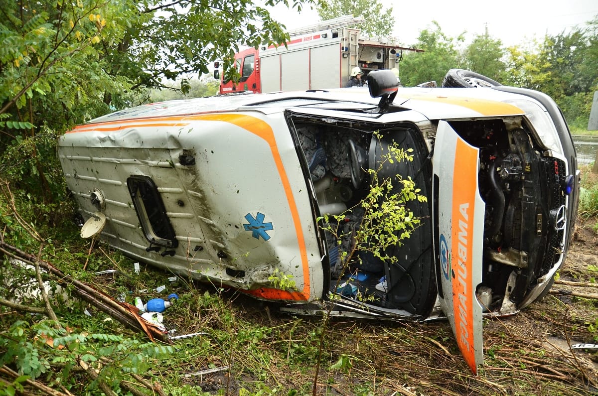 Felborult egy mentőautó – helikoptert küldtek a súlyos sérültekért