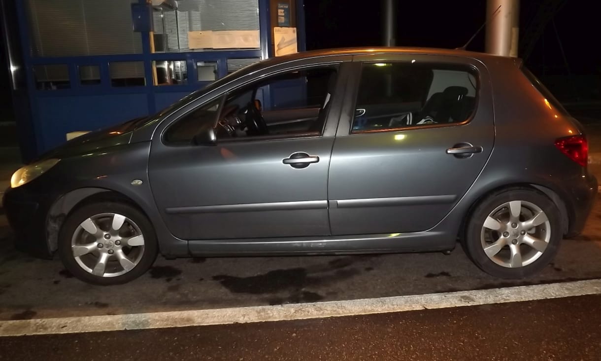 Angliában ellopott francia autóval bukott le egy román sofőr a magyar határon – videó