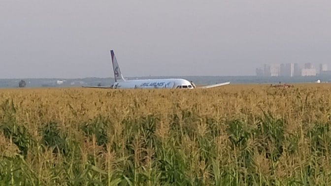 Madarakkal ütközött egy orosz repülő, kukoricaföldön tette le a gépet a pilóta – videó