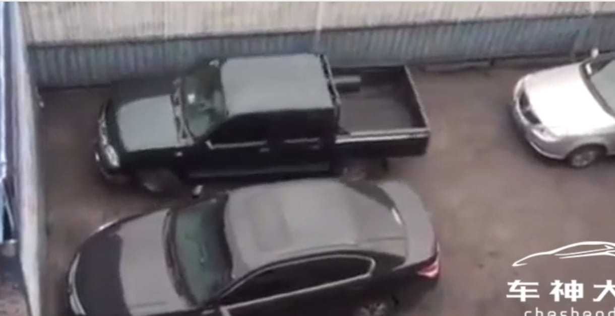 Videó: a többségünk innen biztos nem parkolna ki