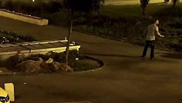 Leütöttek egy embert ma hajnalban egy buszmegállóban - ezt a férfit keresik