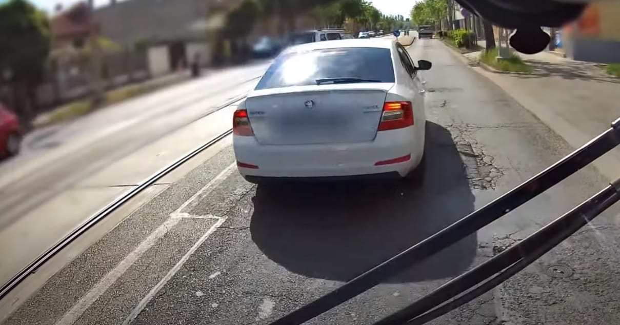 Büntetőfékezett egy busz előtt egy férfi Kispesten, a rendőrség elvette a jogosítványát
