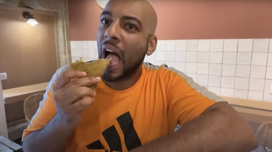 A YouTube letiltott egy influenszert, mert ingyen kért ételt egy élő adásban