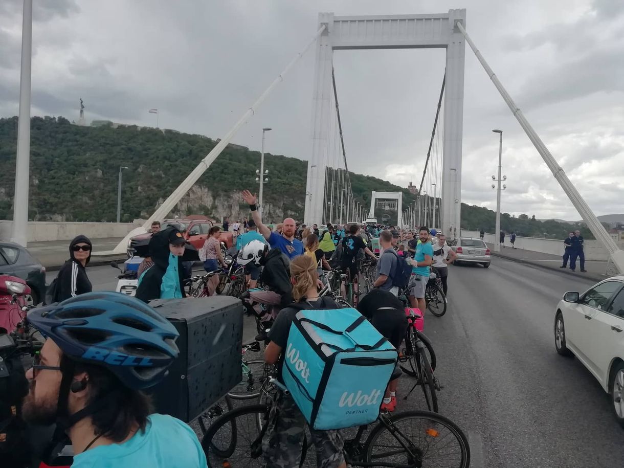 Az Erzsébet híd egy-egy sávját is elfoglalták a katatörvény ellen tüntetők