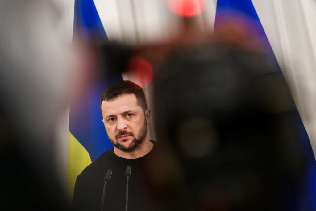 A Nyugat szemet huny afölött, hogy Zelenszkij mandátuma lejárta után is Ukrajna elnöke marad