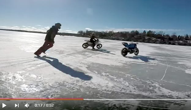 Ilyen kétségbeesett motoros kergetőzést is ritkán látni - videó