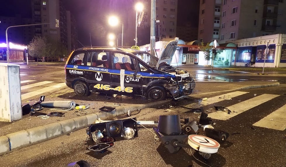Ripityára tört éjfélkor egy taxi, négyen megsérültek – fotók
