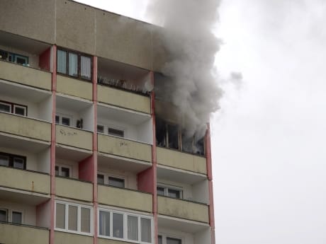 Ki akarták lakoltatni, ezért felgyújtotta lakását és kiugrott a nyolcadikról 