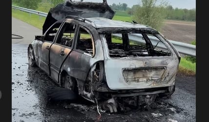 Kigyulladt és porig égett VV Aurelio autója az M6-oson