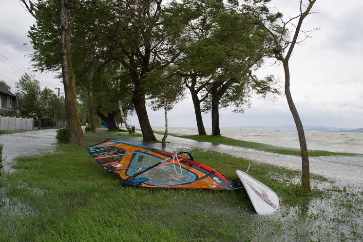 Fotó: Fonyódligetnél már kiöntött a Balaton