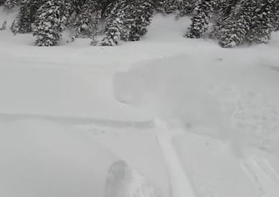 Levideózta a motorosszános, ahogyan utoléri és betemeti egy lavina