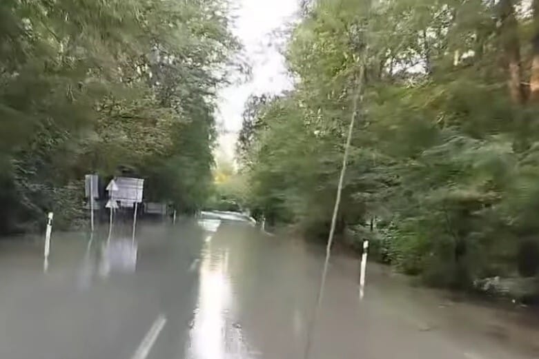 Így öntötte el a víz a régi 2-es főutat Vác és Göd között