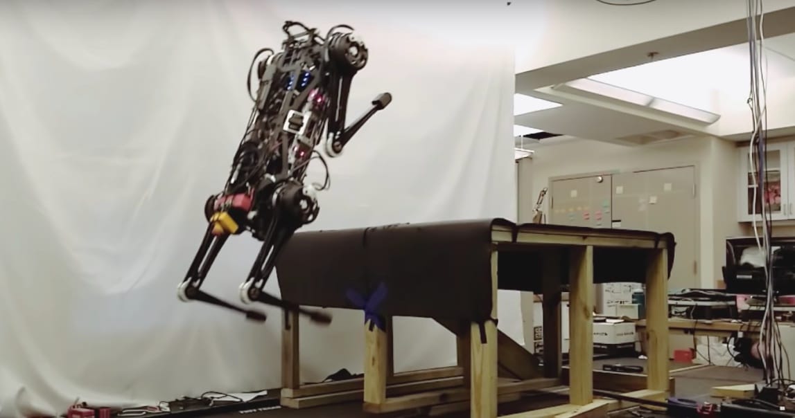 Videó: Fantasztikus és egyben ijesztő, milyen ugrásokra képes ez a robot