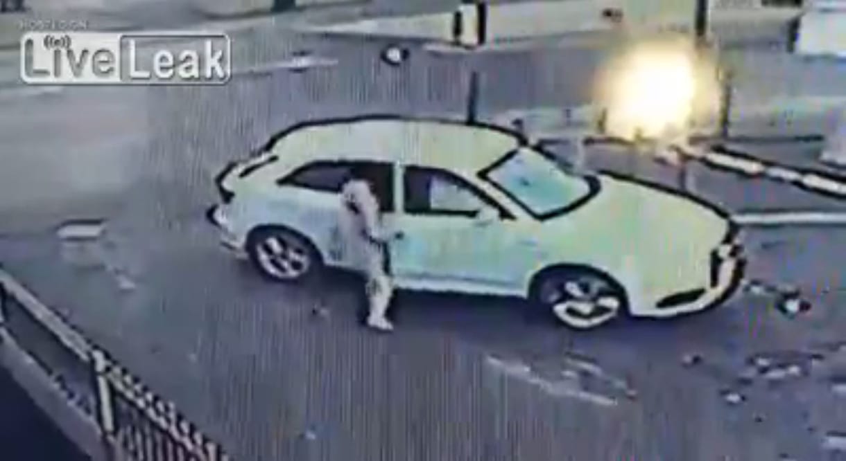 Így vív közelharcot egy idős nő egy autótolvajjal - videó