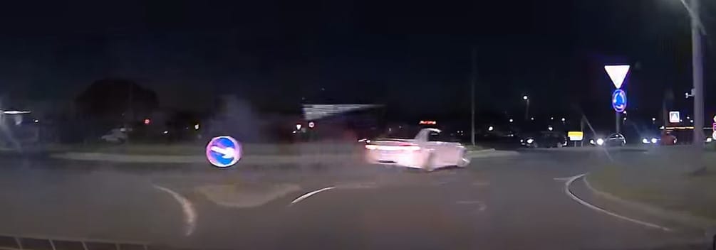 Videó: Épp a rendőrök előtt tartott driftparádét egy BMW-s Gyöngyösön, le is kapcsolták
