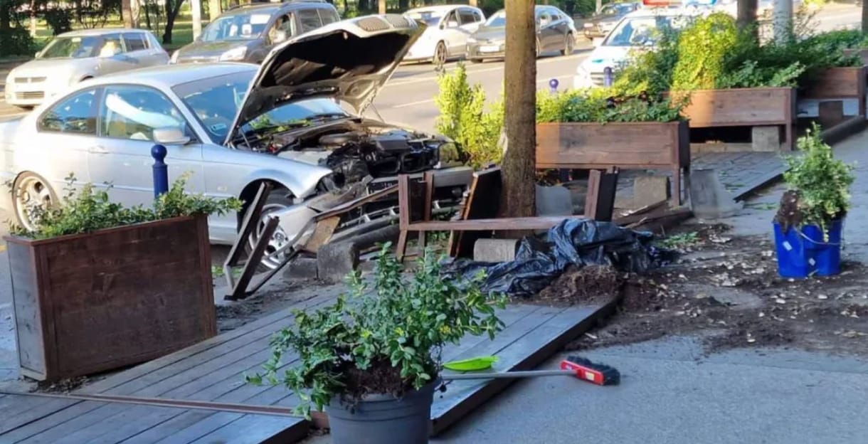 Videón a BMW-s manővere, aki felhajtott egy kávézó teraszára az Üllőin