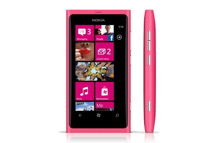Már Magyarországon is kapható a Microsoft-Nokia gyerek: a Nokia Lumia 800