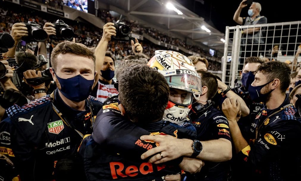 Az F1-es szezon utolsó körének minden drámája ott volt a Red Bull-szerelők arcán