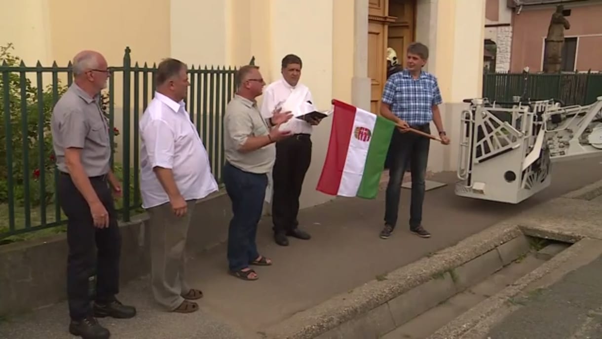 Ünnepélyes keretek közt avatott fel egy zászlótartót az ózdi Fidesz