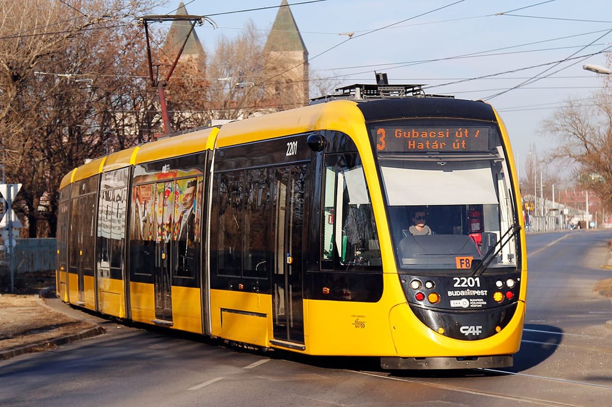 Fennakadt a villamossíneken egy autó Budapesten