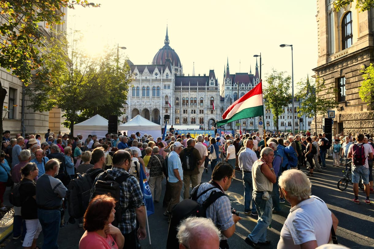 1 ember + 1 ember = gyűlés: hétfőn lép életbe az új gyülekezési törvény
