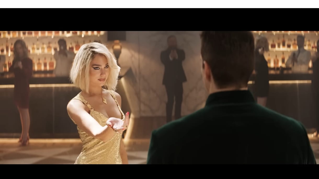 Dua Lipa, egy macska, Samuel L. Jackson és még egy rakás sztár parádézik az új kémfilmben