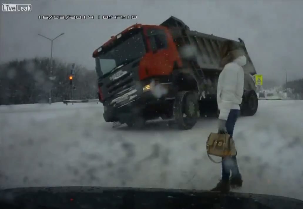 Ilyen, amikor kamiont borít fel egy fiatal lány – videó