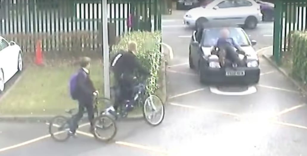 Nem engedte be a tanár az iskolába az autóst, majdnem elütötte a gyerekekkel együtt – videó