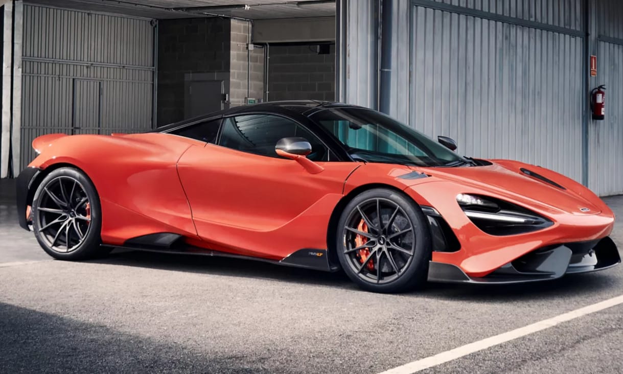 Így hasít bőven 300 km/h felett egy McLaren az autópályán – videó