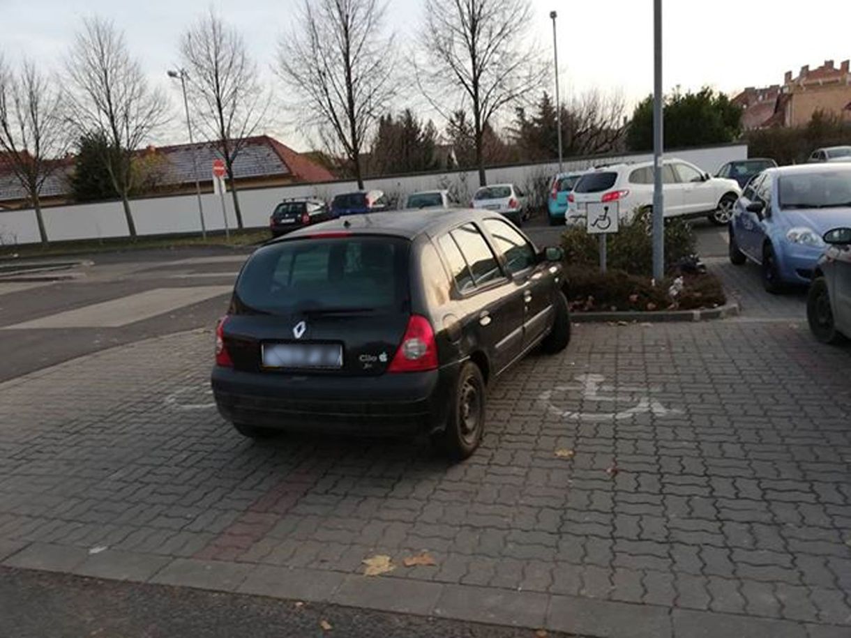 Milyen erők mozgatják azokat az autósokat, aki így parkolnak? – fotók