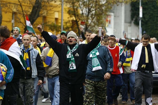 Fradi-MTK: négy rendőrt sebesítettek meg a rendbontók