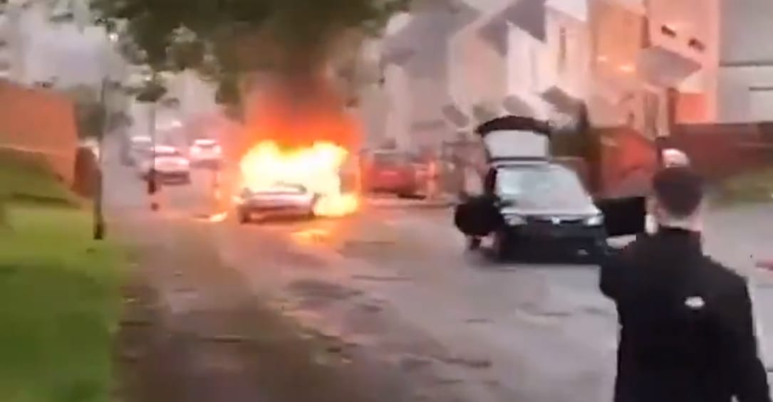 Autókat gyújtogattak, majd kőzáporral fogadták a rendőröket Walesben a randalírozó fiatalok – videó