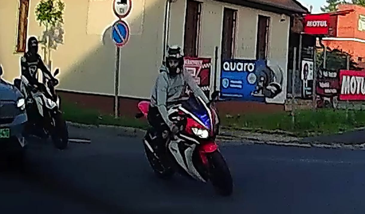 Három menekülő motorost kergettek a rendőrök Szombathelyen – videó