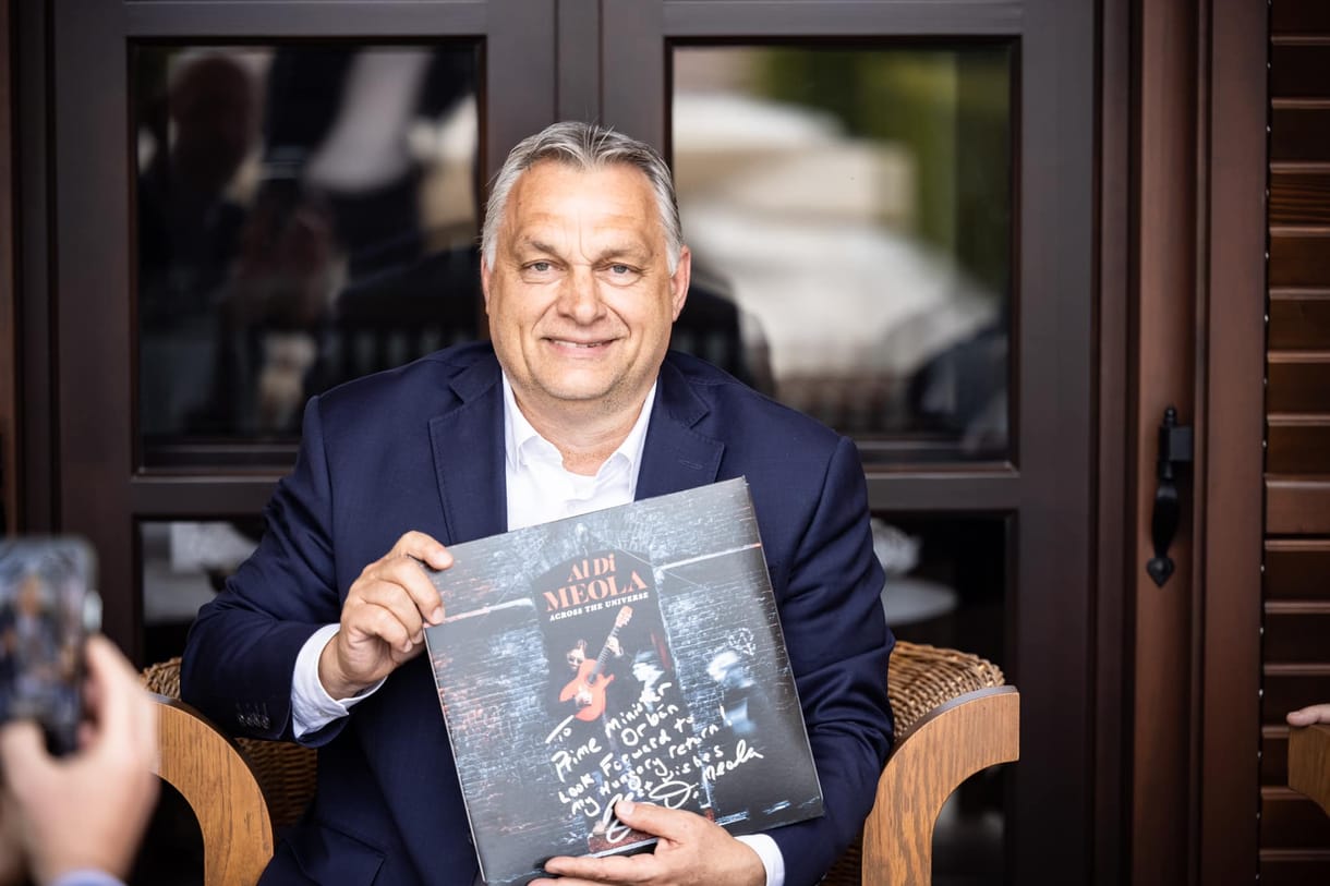 Orbánba ismét beleállt a kedvenc gitárosa a Facebookon