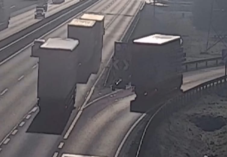 Vádat emeltek a lehajtót elnéző kamionos ellen, aki súlyos balesetet okozott – videó