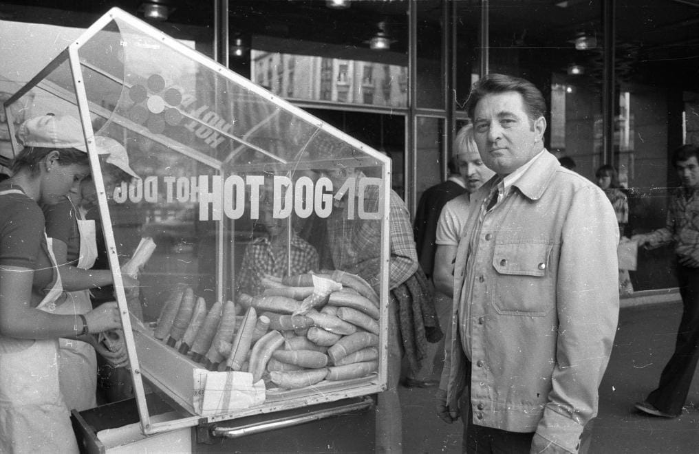 Mit válaszol a Nemzetgazdasági Minisztérium arra, hogy miért drágább a Vörösmarty téri grill hot dog, mint a bécsi vásár legdrágább étele?