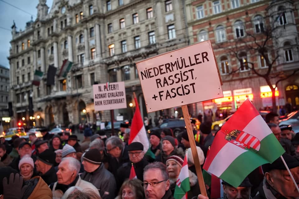 Így tüntetett a Fidesz a rasszizmus ellen - videó