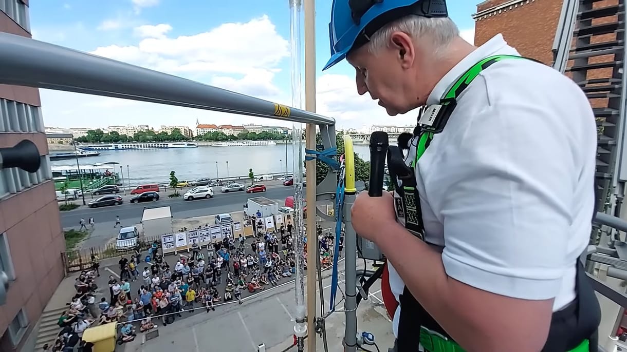Videón a rekord: 50 méter magasban végzett fizikai kísérleteket a BME mesteroktatója