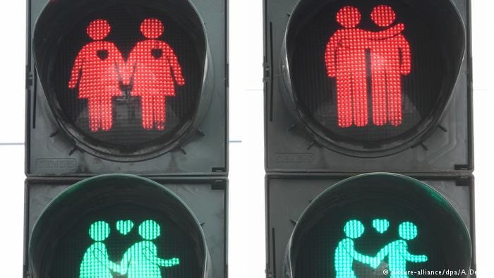 Azonos nemű párokat ábrázoló közlekedési lámpák is lesznek Kölnben