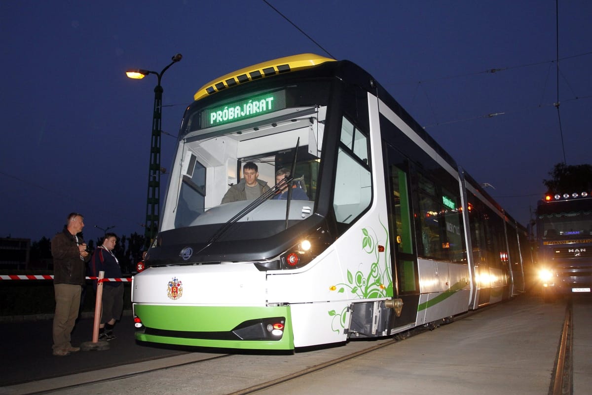 Már nyolc új villamosa van Miskolcnak, még 23 érkezik
