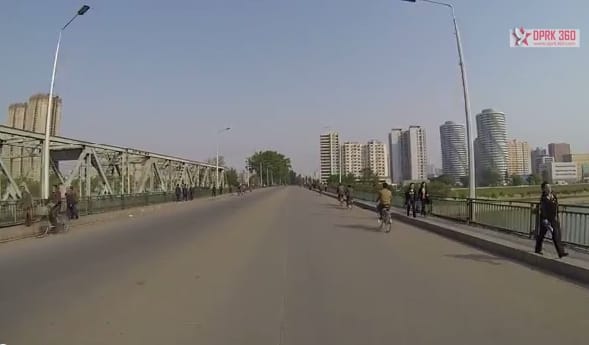 Ide csak kevesen juthatnak el: exkluzív videó Észak-Korea fővárosáról