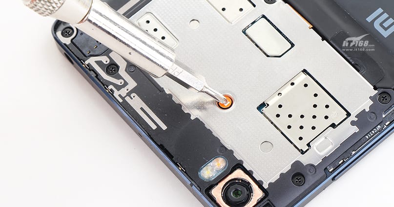 Szétszedték, hogy megnézzék, mit rejt a legújabb Xiaomi csúcstelefon belseje