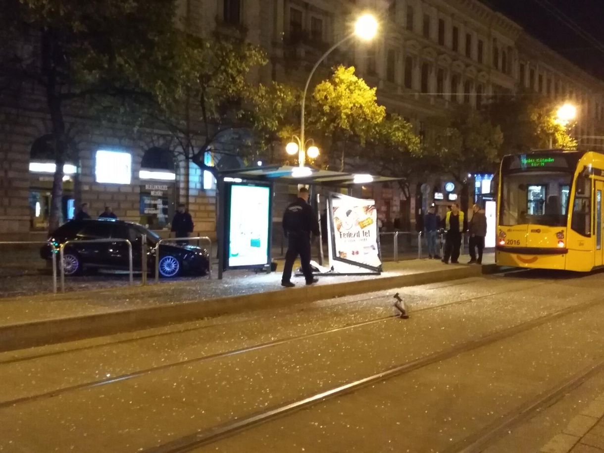 Fotók: Kidöntötte a 4-es, 6-os megállóját egy autó az éjjel