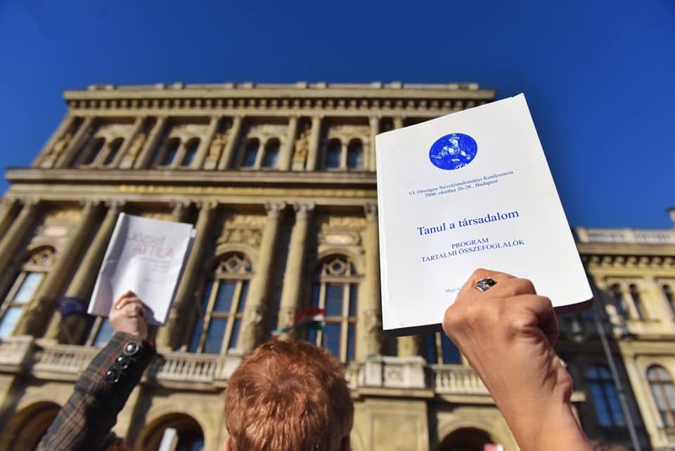 Akadémiai Dolgozók Fóruma: Állva maradtunk!