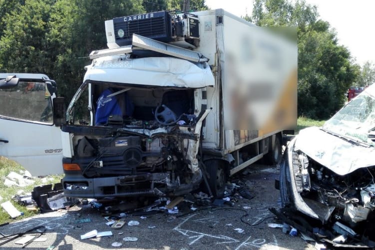 Frontális karambol történt Bárándnál, mentőhelikopter szállította kórházba a sofőröket